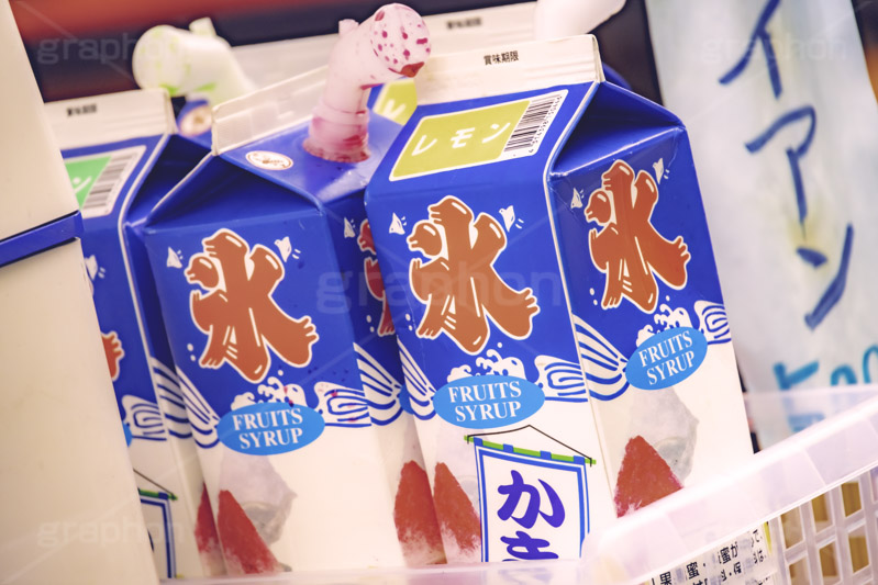 かき氷シロップ,シロップ,みつ,レモン,イチゴ,ストロベリー,甘い,かき氷,カキ氷,氷,夏,涼,清凉,夏休み,ひんやり,冷,風物詩,夏祭り,屋台,露店,出店,祭り,まつり,季節感,縁日,summer,japan,フルサイズ撮影