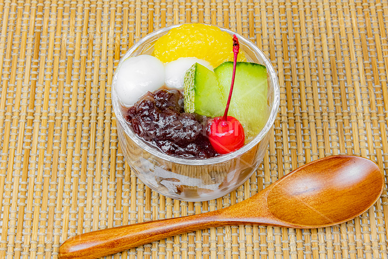 あんみつ,蜜豆,みつまめ,寒天,かんてん,フルーツ,オレンジ,メロン,サクランボ,さくらんぼ,和菓子,スイーツ,デザート,おやつ,休憩,甘味,甘味処,白玉,あんこ,あずき,粒あん,つぶあん,小豆,和,和風,和食,お菓子,菓子,スプーン,japan,フルサイズ撮影
