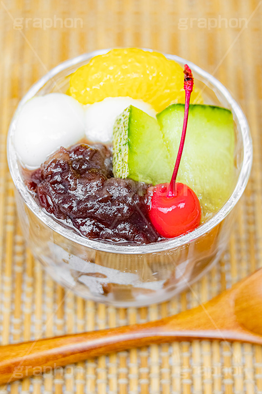 あんみつ,蜜豆,みつまめ,寒天,かんてん,フルーツ,オレンジ,メロン,サクランボ,さくらんぼ,和菓子,スイーツ,デザート,おやつ,休憩,甘味,甘味処,白玉,あんこ,あずき,粒あん,つぶあん,小豆,和,和風,和食,お菓子,菓子,スプーン,japan,フルサイズ撮影