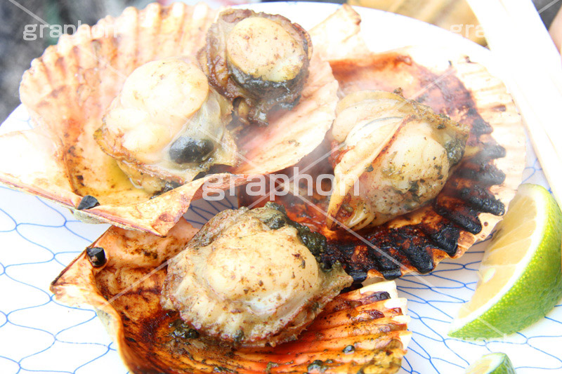 ホタテの醤油焼き,ホタテ,ほたて,貝柱,貝,あつあつ,熱々,アツアツ,湯気,かぼす,日本食,日本料理,和食,グルメ,漁師飯,焦げ,焼き,香ばしい,seafood,シーフード,魚介,つまみ,おつまみ,japan