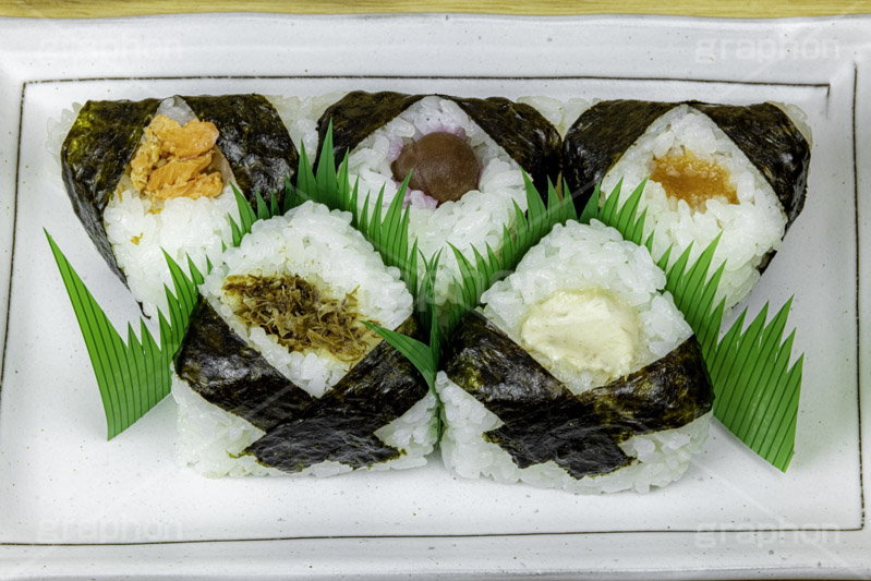 ミニおにぎり,おにぎり,おむすび,のり,海苔,ごはん,炊き,米,白米,ご飯,お米,ごはん,梅干し,梅干,おかか,ツナマヨネーズ,ツナマヨ,シャケ,しゃけ,明太子,和食,日本食,日本料理,手ごろ,コンビニ,コンビニのおにぎり,ミニ,セット,japan,rice