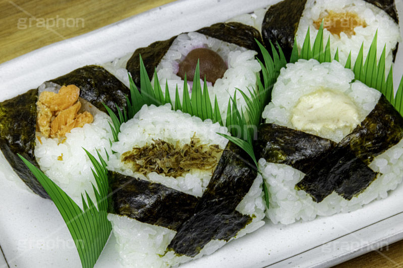 ミニおにぎり,おにぎり,おむすび,のり,海苔,ごはん,炊き,米,白米,ご飯,お米,ごはん,梅干し,梅干,おかか,ツナマヨネーズ,ツナマヨ,シャケ,しゃけ,明太子,和食,日本食,日本料理,手ごろ,コンビニ,コンビニのおにぎり,ミニ,セット,japan,rice