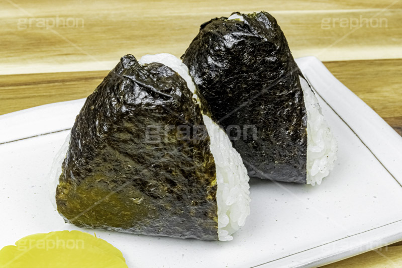 おにぎり,おむすび,のり,海苔,ごはん,炊き,米,白米,ご飯,お米,ごはん,たくあん,沢庵,漬物,漬け物,和食,日本食,日本料理,手ごろ,コンビニ,コンビニのおにぎり,japan,rice