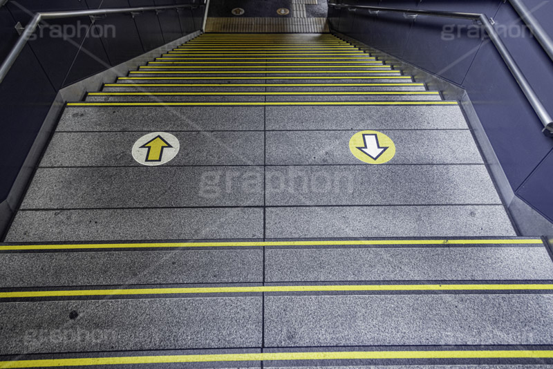 地下への階段,階段,地下鉄,タイル,上がる,上る,下る,下がる,矢印,地下,駅,station,フルサイズ撮影