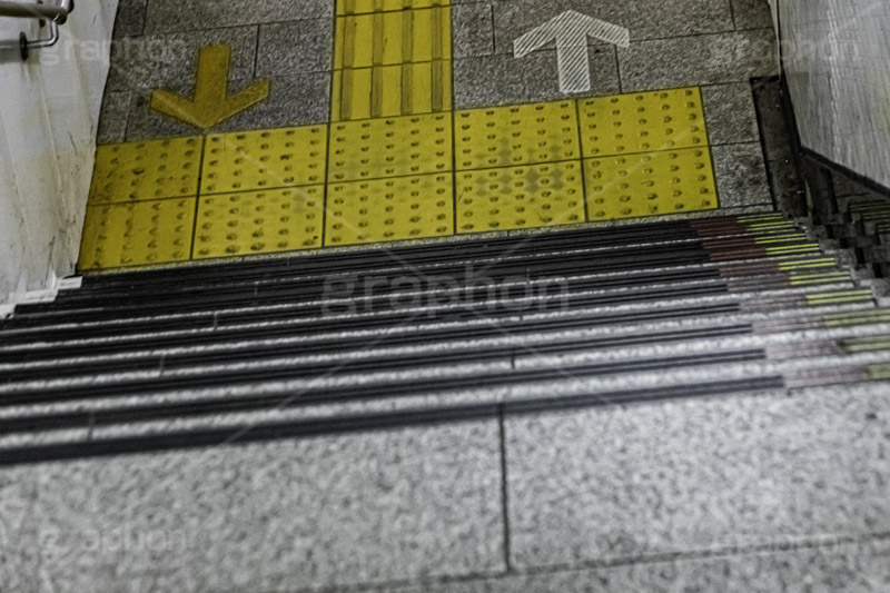 地下への階段,階段,地下鉄,タイル,上がる,上る,下る,下がる,矢印,地下,駅,station,フルサイズ撮影