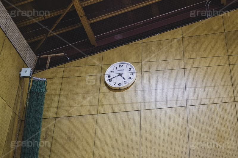 体育館の時計,時計,時間,時刻,体育館,体育,部活,学校,スクール,夕暮れ,夕方,下校,school,フルサイズ撮影
