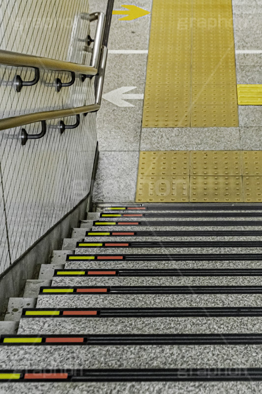 地下への階段,階段,地下鉄,タイル,上がる,上る,下る,下がる,矢印,地下,駅,station
