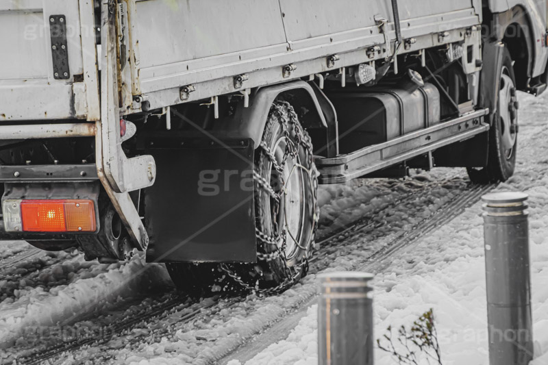 タイヤチェーン,チェーン,スリップ,安全,滑る,滑り止め,雪,ゆき,積,冬,道路,アスファルト,凍結,積雪,車,トラック,注意,危険,事故,snow,winter,フルサイズ撮影