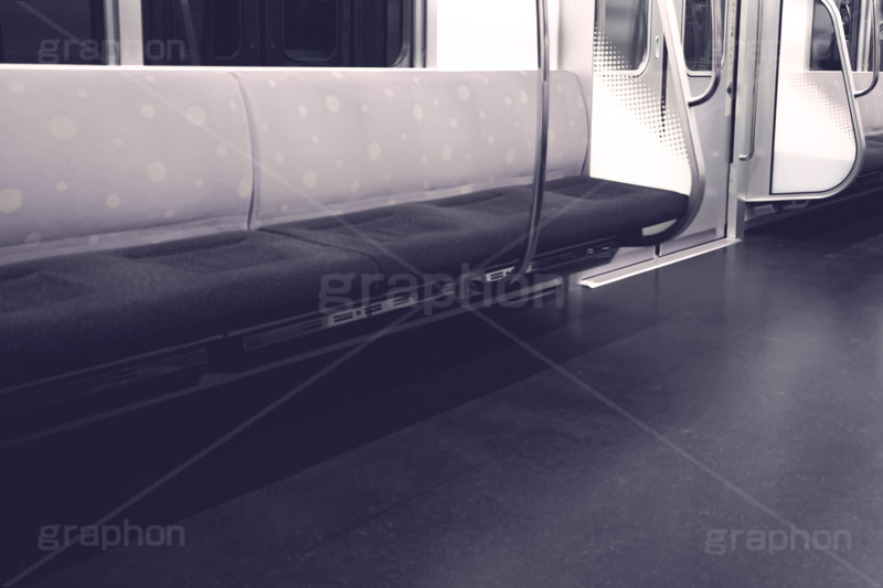 誰もいない夜の電車,夜,夜中,終電,始発,車内,電車,電車/鉄道,乗り物,シート,無人,寂しい,怖い,帰宅,通勤,モノクロ,train