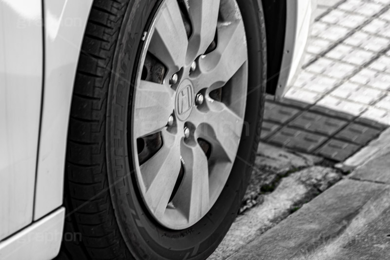 タイヤ,車,ホイール,ブレーキ,停車,停止,駐車,駐車場,モノクロ,白黒,しろくろ,モノクローム,単色画,単彩画,単色,クール,レトロ,お洒落,おしゃれ,オシャレ,味わい,monochrome,car,フルサイズ撮影
