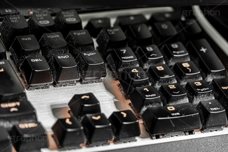 ホコリの溜まったキーボード,汚れたキーボード,汚れ,汚い,ごみ,ゴミ,掃除,キーボード,パソコン,ゲーミング,ゲーミングキーボード,PC,掲示板,BBS,投稿,書き込み,ネカフェ,ネットカフェ,カフェ,喫茶,マンガ喫茶,漫喫,インターネット,デジタル,keyboard,digital,Internet,cafe,computer,フルサイズ撮影