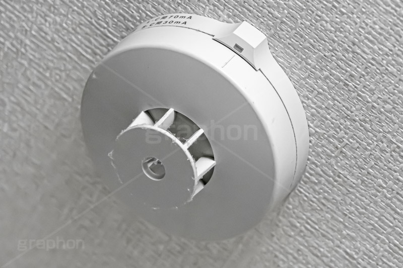 ホコリの溜まった煙感知器,煙感知器,ホコリ,ほこり,手入れ,火災報知器,火災,火事,用心,火の気,煙,火,天井,備え,設備,警報,事件,事故,探知,防災