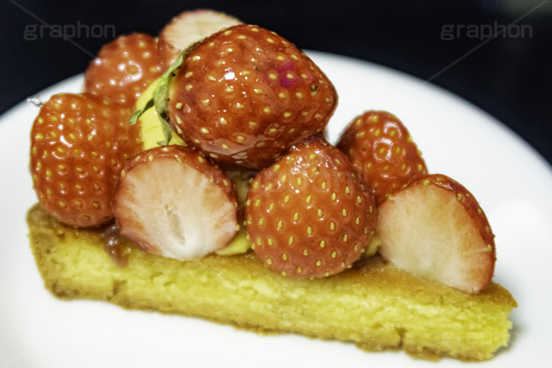苺のタルト,タルト,いちご,イチゴ,苺,ストロベリー,ケーキ,カスタード,クリーム,スイート,デザート,スイーツ,甘い,洋菓子,菓子,お菓子,sweet,cream,strawberry,cake,dessert,tart,フルサイズ撮影