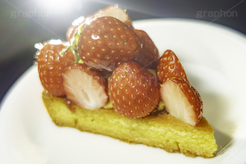 苺のタルト,タルト,いちご,イチゴ,苺,ストロベリー,ケーキ,カスタード,クリーム,スイート,デザート,スイーツ,甘い,洋菓子,菓子,お菓子,sweet,cream,strawberry,cake,dessert,tart,フルサイズ撮影