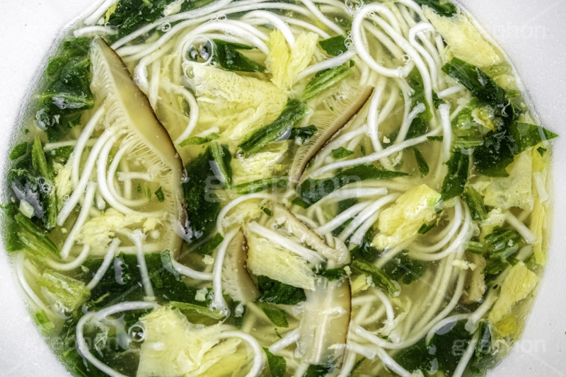 にゅうめん,にゅう麵,入麺,煮麺,そうめん,素麺,煮る,だし,出汁,ダシ,溶き卵,椎茸,しいたけ,シイタケ,ほうれん草,ホウレンソウ,奈良県,郷土料理,日本料理,日本食,和食,茹,麺料理,麺類,ソウルフード,japan