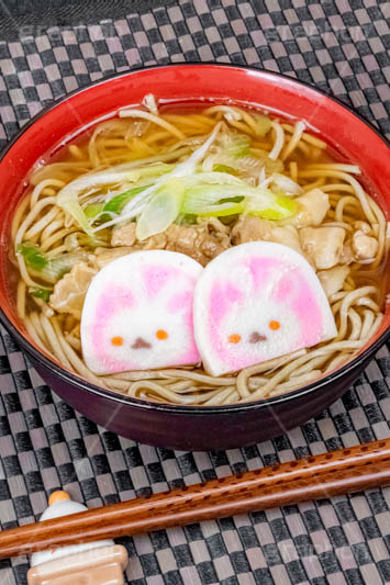 年越しそば,年越し蕎麦,３１日,年越し,大晦日,年末,ソバ,蕎麦,そば,だし,出汁,ダシ,蕎麦粉,日本料理,日本食,和食,つゆ,蕎麦汁,茹,ねぎ,麺料理,麺類,年の瀬,正月,お正月,風習,蒲鉾,かまぼこ,カマボコ,紅白,干支,卯年,卯,うさぎ,ウサギ,兎,兔,キャラクター,japan