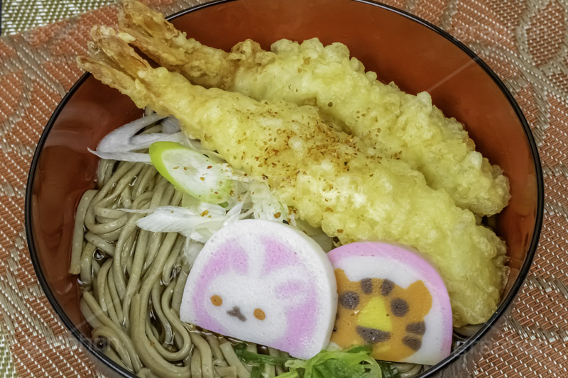 年越しそば,年越し蕎麦,バトンタッチ,ゆく年くる年,３１日,年越し,大晦日,年末,ソバ,蕎麦,そば,だし,出汁,ダシ,蕎麦粉,日本料理,日本食,和食,つゆ,蕎麦汁,茹,ねぎ,えび天,海老天,天ぷら,麺料理,麺類,年の瀬,正月,お正月,風習,蒲鉾,かまぼこ,カマボコ,紅白,干支,卯年,卯,うさぎ,ウサギ,兎,兔,寅年,寅,とら,トラ,キャラクター,japan