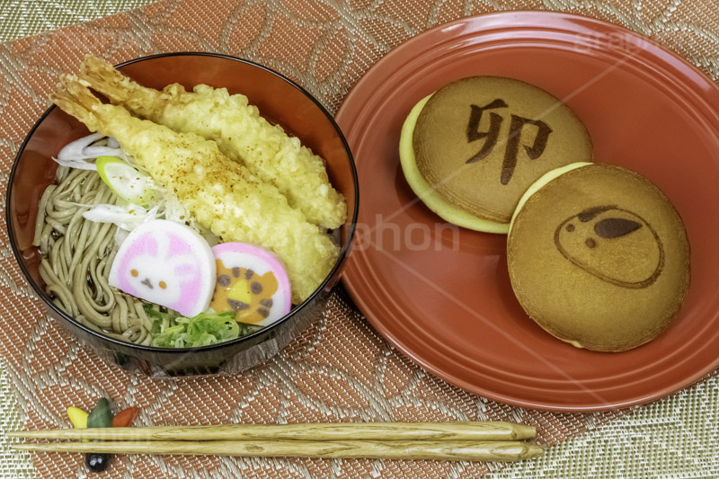 年越しそば,年越し蕎麦,バトンタッチ,ゆく年くる年,３１日,年越し,大晦日,年末,ソバ,蕎麦,そば,だし,出汁,ダシ,蕎麦粉,日本料理,日本食,和食,つゆ,蕎麦汁,茹,ねぎ,えび天,海老天,天ぷら,麺料理,麺類,年の瀬,正月,お正月,風習,蒲鉾,かまぼこ,カマボコ,紅白,干支,卯年,卯,うさぎ,ウサギ,兎,兔,寅年,寅,とら,トラ,干支和菓子,どら焼き,和菓子,キャラクター,japan