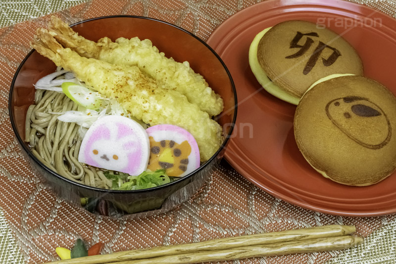 年越しそば,年越し蕎麦,バトンタッチ,ゆく年くる年,３１日,年越し,大晦日,年末,ソバ,蕎麦,そば,だし,出汁,ダシ,蕎麦粉,日本料理,日本食,和食,つゆ,蕎麦汁,茹,ねぎ,えび天,海老天,天ぷら,麺料理,麺類,年の瀬,正月,お正月,風習,蒲鉾,かまぼこ,カマボコ,紅白,干支,卯年,卯,うさぎ,ウサギ,兎,兔,寅年,寅,とら,トラ,干支和菓子,どら焼き,和菓子,キャラクター,japan