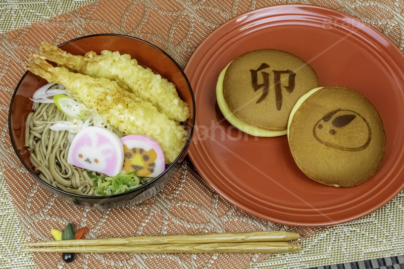 年越しそば,年越し蕎麦,バトンタッチ,ゆく年くる年,３１日,年越し,大晦日,年末,ソバ,蕎麦,そば,だし,出汁,ダシ,蕎麦粉,日本料理,日本食,和食,つゆ,蕎麦汁,茹,ねぎ,えび天,海老天,天ぷら,麺料理,麺類,年の瀬,正月,お正月,風習,蒲鉾,かまぼこ,カマボコ,紅白,干支,卯年,卯,うさぎ,ウサギ,兎,兔,寅年,寅,とら,トラ,干支和菓子,どら焼き,和菓子,キャラクター,japan