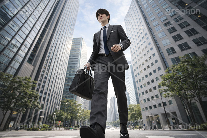 通勤,退勤,出社,サラリーマン,リーマン,ビジネス,ビル群,都会,仕事,オフィス,スーツ,ネクタイ,背広,男性,モデル,男,青年,ワイシャツ,イメージ,職場,営業,就職,就活,転職,打ち合わせ,打合せ,ミーティング,会議,取引,人物,歩く,ジャンプ,自信,気合,軽快,爽やか,さわやか,前向き,business,work,office,suit,model,image,meeting,manner,AI生成素材
