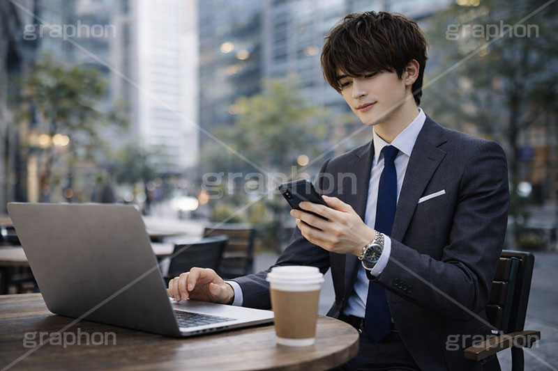 カフェで仕事,ノマド,パソコン作業,スマホ,パソコン,タイピング,カフェ,セキュリティ,サラリーマン,リーマン,ビジネス,仕事,オフィス,スーツ,ネクタイ,背広,男性,モデル,男,青年,ワイシャツ,イメージ,職場,営業,就職,就活,転職,人物,忙しい,多忙,タスク,PC,task,business,work,office,suit,model,image,cafe,security,AI生成素材