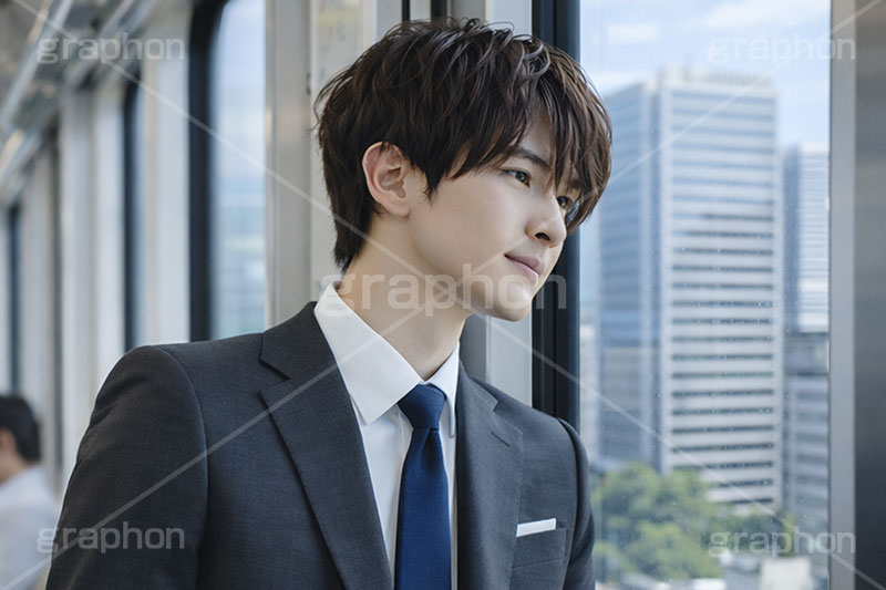 通勤,電車,車内,電車通勤,車窓,退勤,出社,サラリーマン,リーマン,ビジネス,仕事,オフィス,スーツ,ネクタイ,背広,男性,モデル,男,青年,ワイシャツ,イメージ,職場,営業,就職,就活,転職,打ち合わせ,打合せ,ミーティング,会議,取引,人物,business,work,office,suit,model,image,meeting,manner,train,AI生成素材