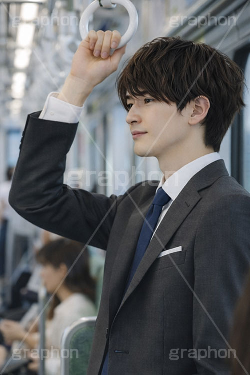 通勤,電車,車内,つり革,吊革,電車通勤,退勤,出社,サラリーマン,リーマン,ビジネス,仕事,オフィス,スーツ,ネクタイ,背広,男性,モデル,男,青年,ワイシャツ,イメージ,職場,営業,就職,就活,転職,打ち合わせ,打合せ,ミーティング,会議,取引,人物,business,work,office,suit,model,image,meeting,manner,train,AI生成素材