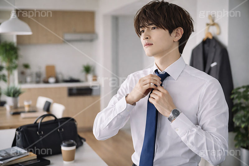朝の支度,朝,支度,身支度,サラリーマン,リーマン,ビジネス,仕事,スーツ,ネクタイ,背広,男性,モデル,男,青年,ワイシャツ,イメージ,営業,就職,就活,転職,打ち合わせ,打合せ,ミーティング,会議,取引,人物,business,work,office,suit,model,image,meeting,manner,morning,AI生成素材