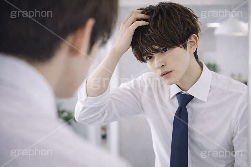 朝の支度,朝,ヘアセット,ヘアスタイル,スタイリング,鏡,支度,身支度,サラリーマン,リーマン,ビジネス,仕事,スーツ,ネクタイ,背広,男性,モデル,男,青年,ワイシャツ,イメージ,営業,就職,就活,転職,打ち合わせ,打合せ,ミーティング,会議,取引,人物,business,work,office,suit,model,image,meeting,manner,morning,mirror,AI生成素材