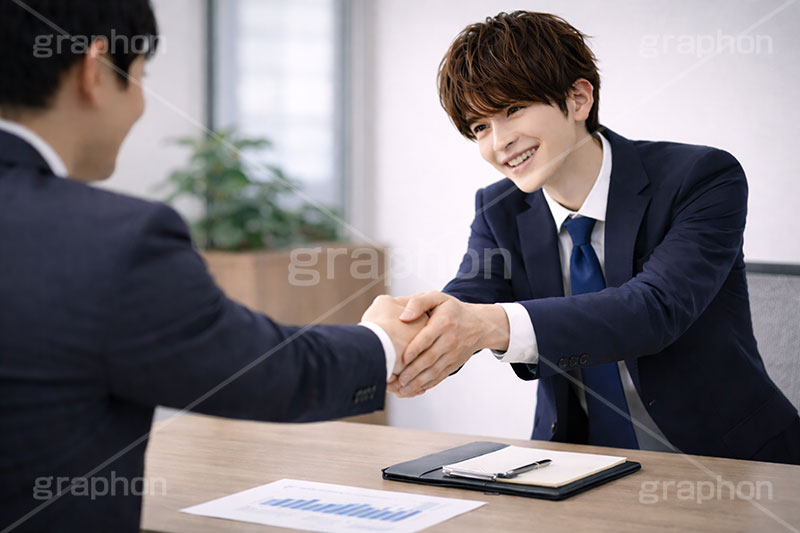 握手,紹介,自己紹介,初対面,顔合せ,顔合わせ,会,サラリーマン,リーマン,ビジネス,仕事,オフィス,スーツ,ネクタイ,背広,男性,モデル,男,青年,ワイシャツ,手,イメージ,職場,営業,就職,就活,転職,打ち合わせ,打合せ,ミーティング,会議,取引,成立,協力,人物,コミュニケーション,communication,business,work,office,suit,model,hand,image,meeting,manner,AI生成素材