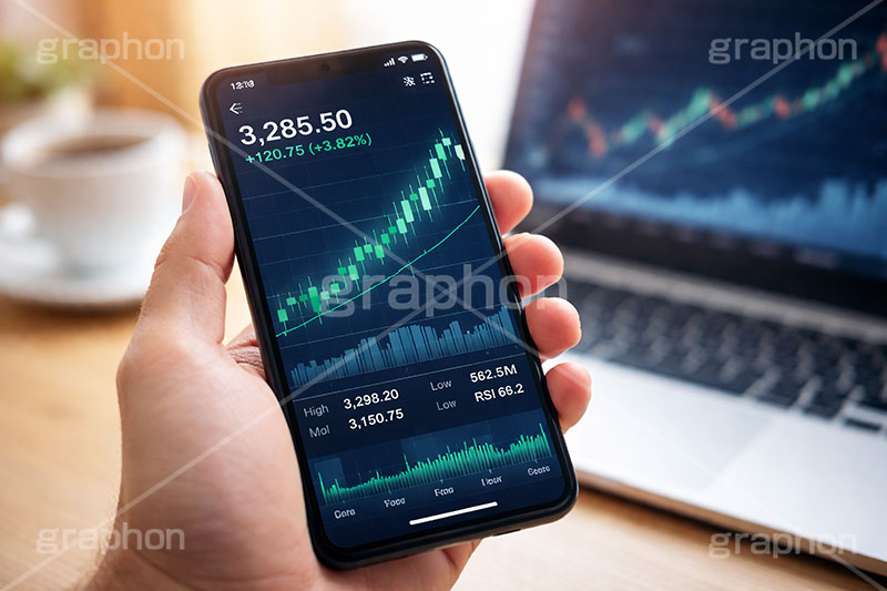 チャート上昇,チャート,スマホ,スマートフォン,携帯電話,パソコン,ノートパソコン,株,株価,株価指数,上昇,急騰,下落,暴落,家計,積立,積み立て,投資,企業,決算,円安,仮想通貨,不動産,金利,グラフ,トレード,ローソク足,資産,金,お金,マネー,損失,NISA,経済,GDP,PC,chart,graph,money,trade,AI生成素材