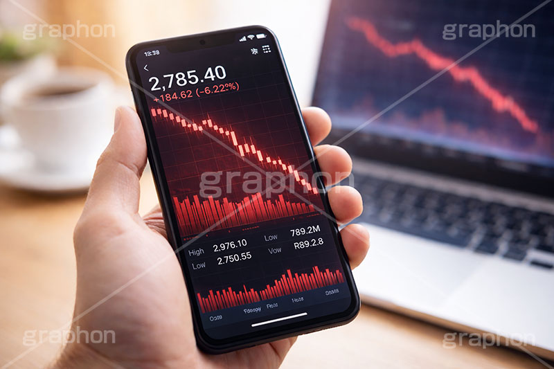 チャート暴落,チャート,スマホ,スマートフォン,携帯電話,パソコン,ノートパソコン,株,株価,株価指数,上昇,急騰,下落,暴落,家計,積立,積み立て,投資,企業,決算,円安,仮想通貨,不動産,金利,グラフ,トレード,ローソク足,資産,金,お金,マネー,損失,NISA,経済,GDP,PC,chart,graph,money,trade,AI生成素材