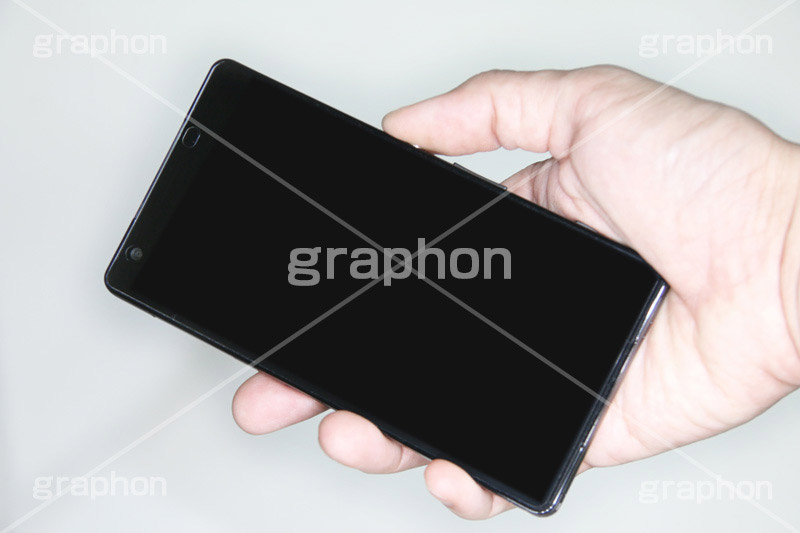 スマホ-持ち,スマホ,スマフォ,スマートフォン,携帯,モバイル,mobile,フォン,phone,電話,通話,持つ,手,端末,android,アンドロイド,デジタル,ガジェット,gadget,digital,device,デバイス,電波,人物,連絡,ゲーム,game,IT