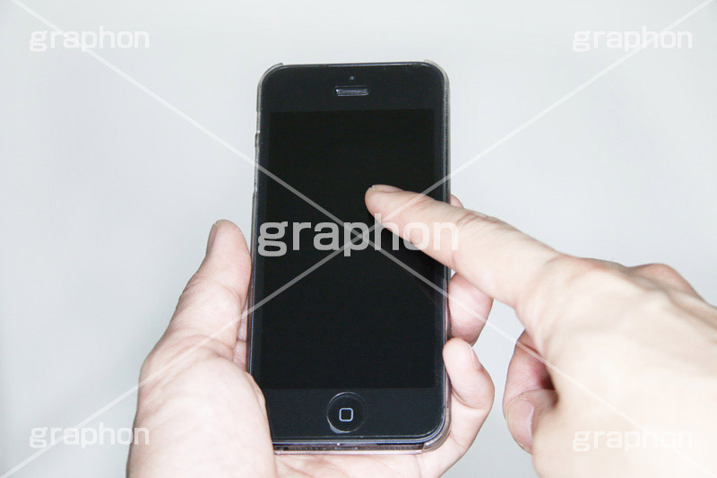 スマホ-フリック,フリック,タップ,スマホ,スマフォ,スマートフォン,携帯,モバイル,mobile,フォン,phone,電話,通話,持つ,手,TAP,端末,iPhone,アイフォン,デジタル,ガジェット,gadget,digital,device,デバイス,電波,人物,連絡,ゲーム,game,IT