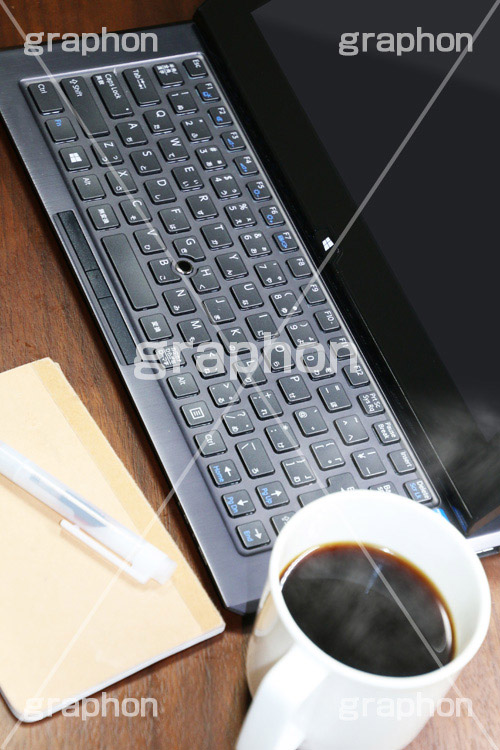 ノートパソコン,コーヒー,coffee,コーヒーカップ,カフェ,cafe,ノマド,ビジネス,仕事,メモ帳,メモ,パソコン,モバイル,mobile,PC,書き物,キャリア,取材,ボールペン,インターネット,ネット,アクセス,access,デジタル,ガジェット,gadget,digital