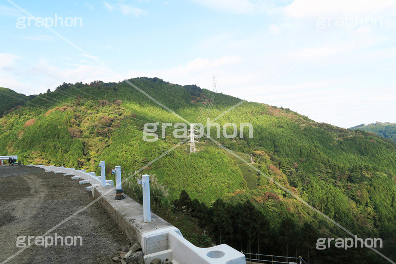 高電圧線,塔,タワー,電線,山,やま,自然,空,景色,山頂,雲,地形,木々,草木,絶景,眺め,標高,ライフライン,電気,電力