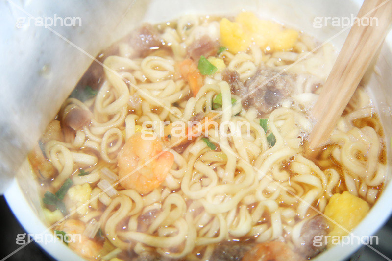 カップ麺,カップラーメン,ラーメン,らーめん,めん,日本料理,日本食,和食,つゆ,蕎麦汁,麺料理,麺類,カップ,即席,インスタント,湯気,割りばし,割り箸,japan,instant,noodle