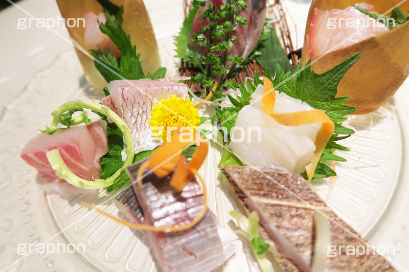 刺し身の盛り合わせ,刺し身,さしみ,サシミ,盛り合わせ,盛合せ,魚介,魚介類,海鮮,シーフード,生もの,居酒屋,ツマミ,つまみ,日本食,和食,日本料理,グルメ,おつまみ,japan