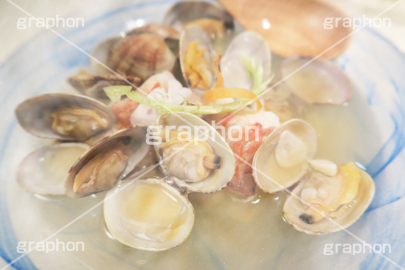 鯛とアサリの酒蒸し,鯛,アサリ,あさり,酒蒸し,さかむし,ダシ,甲殻類,魚介,魚介類,海鮮,シーフード,居酒屋,ツマミ,つまみ,日本食,和食,日本料理,湯気,グルメ,おつまみ,japan