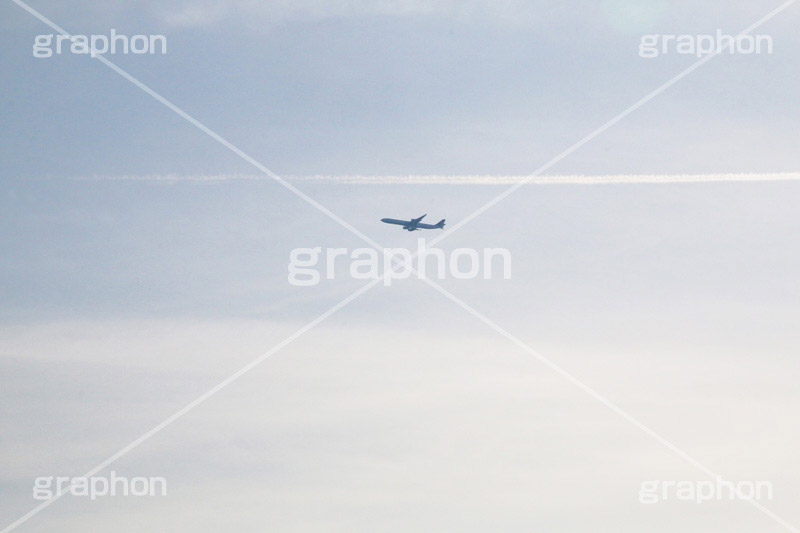 飛行機＆飛行機雲,飛行機,ひこうき,飛行機雲,ひこうきぐも,空,飛ぶ,プロペラ,青空,航空