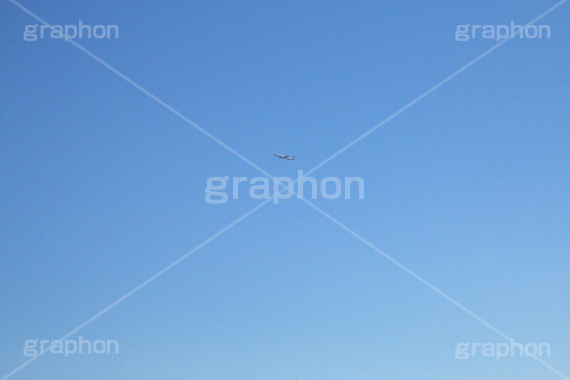 青空に飛行機,飛行機,ひこうき,青空,空,飛ぶ,航空