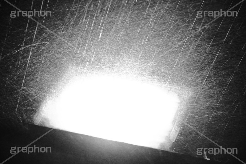 大雨,スコール,土砂降り,モノクロ,白黒,しろくろ,モノクローム,単色画,単彩画,単色,梅雨,豪雨,台風