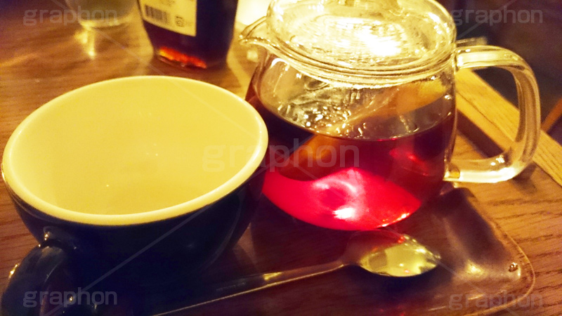 ティーセット,紅茶,お茶,茶,ティー,ティーカップ,カップ,ソーサ―,ティーセット,ティーポット,温かい,カフェイン,ブラックティー,茶葉,一杯,飲む,飲み物,飲料,茶会,ドリンク,black tea,drink