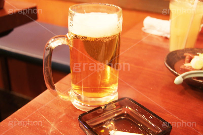 生ビール,ビール,ビア,生中,beer,ジョッキ,ビールジョッキ,大麦,麦芽,居酒屋,飲み,呑み,一杯,注がれた,冷え,夏,飲む,飲み物,飲料,飲み会,ドリンク,お酒,酒,アルコール,煙草,タバコ,たばこ,灰皿,喫煙,吸い殻,マナー,ルール,ごみ,ゴミ