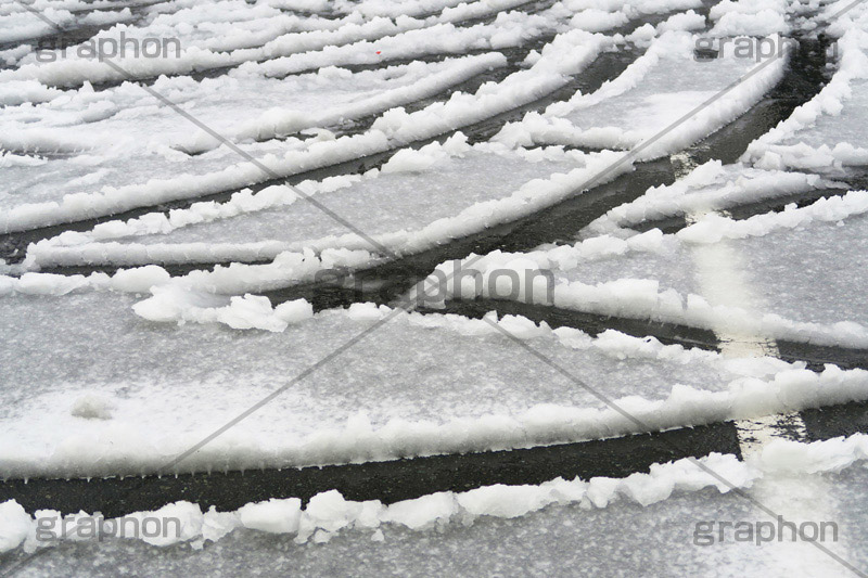 雪の日の駐車場,雪,ゆき,積,タイヤ跡,跡,冬,駐車場,車,積雪,積もる,snow,winter