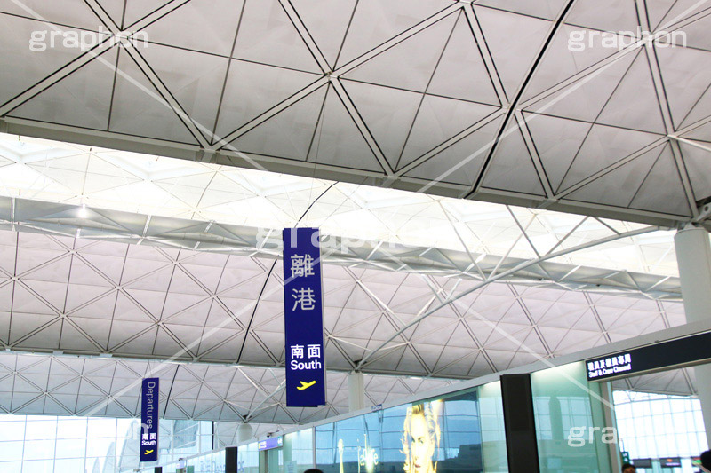 香港国際空港,香港,ホンコン,HongKong,空港,航空,航空路,飛行機,旅客機,到着,出発,発着,エアライン,航空会社,ターミナル,国内線,国際線,路線,ハブ,景気,アジア,亜細亜,ビルディング,建物,建造,ビジネス,事業,企業,業務,チェックイン,チェック,チェックする,カウンタ,カウンター,旅行,旅,travel