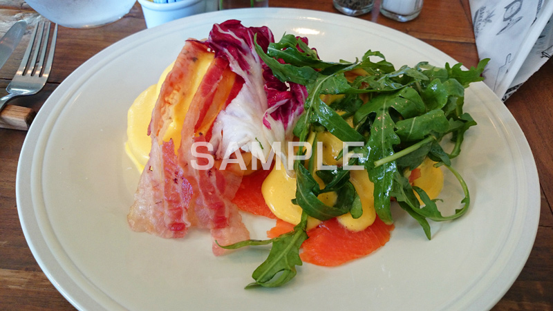 エッグベネディクト,エッグ,ベーコン,サラダ,おしゃれ,オシャレ,お洒落,カフェ,サーモン,洋食,朝食,女子,女子力,ブレックファースト,salad,スマホ撮影