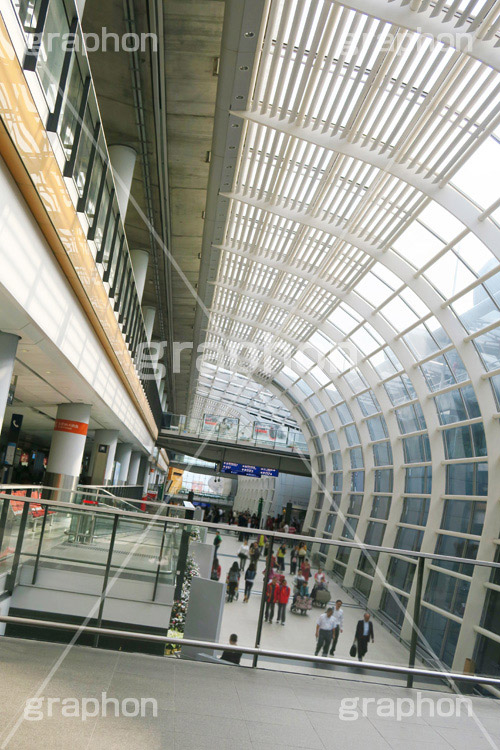 香港国際空港,香港,ホンコン,HongKong,空港,航空,航空路,飛行機,旅客機,到着,出発,発着,エアライン,航空会社,ターミナル,国内線,国際線,路線,ハブ,景気,アジア,亜細亜,ビルディング,建物,建造,ビジネス,事業,企業,業務,チェックイン,チェック,チェックする,旅行,旅,travel