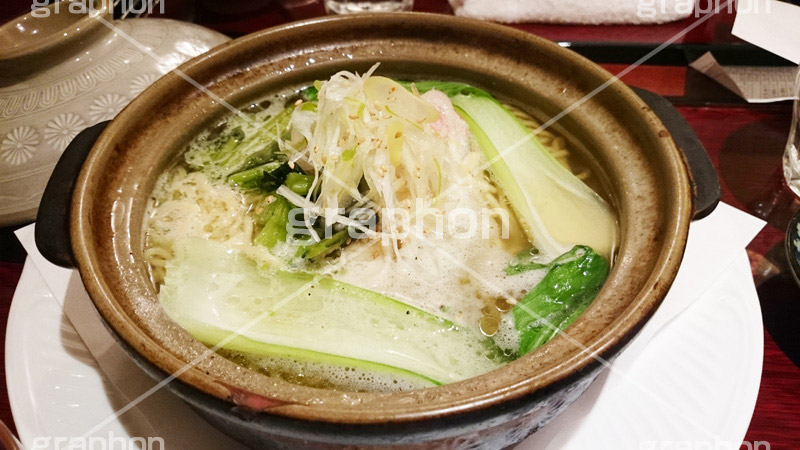 土鍋ラーメン,土鍋,アツアツ,熱々,チンゲン菜,中華,ラーメン,らーめん,めん,そば,日本料理,日本食,和食,スマホ撮影,japan